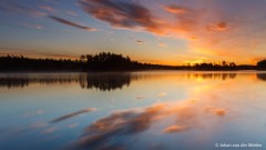 zonsopkomst boven het meer; sunrise over the lake