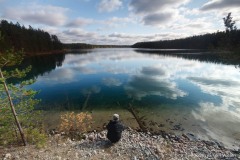 man bij meer; man at lake