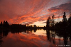 reflectie van de kleuren na zonsondergang in het water; reflection of the colors after sunset in the water