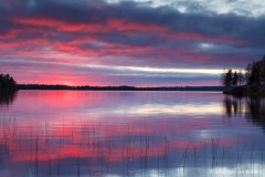 paarse kleuren van de zonsondergang boven het meer; purple colors of the sunset over the lake